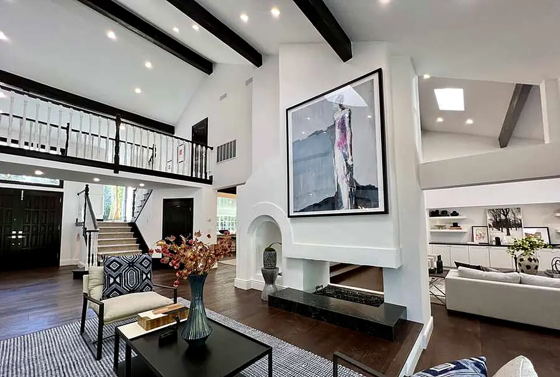 Great room with loft, Encino